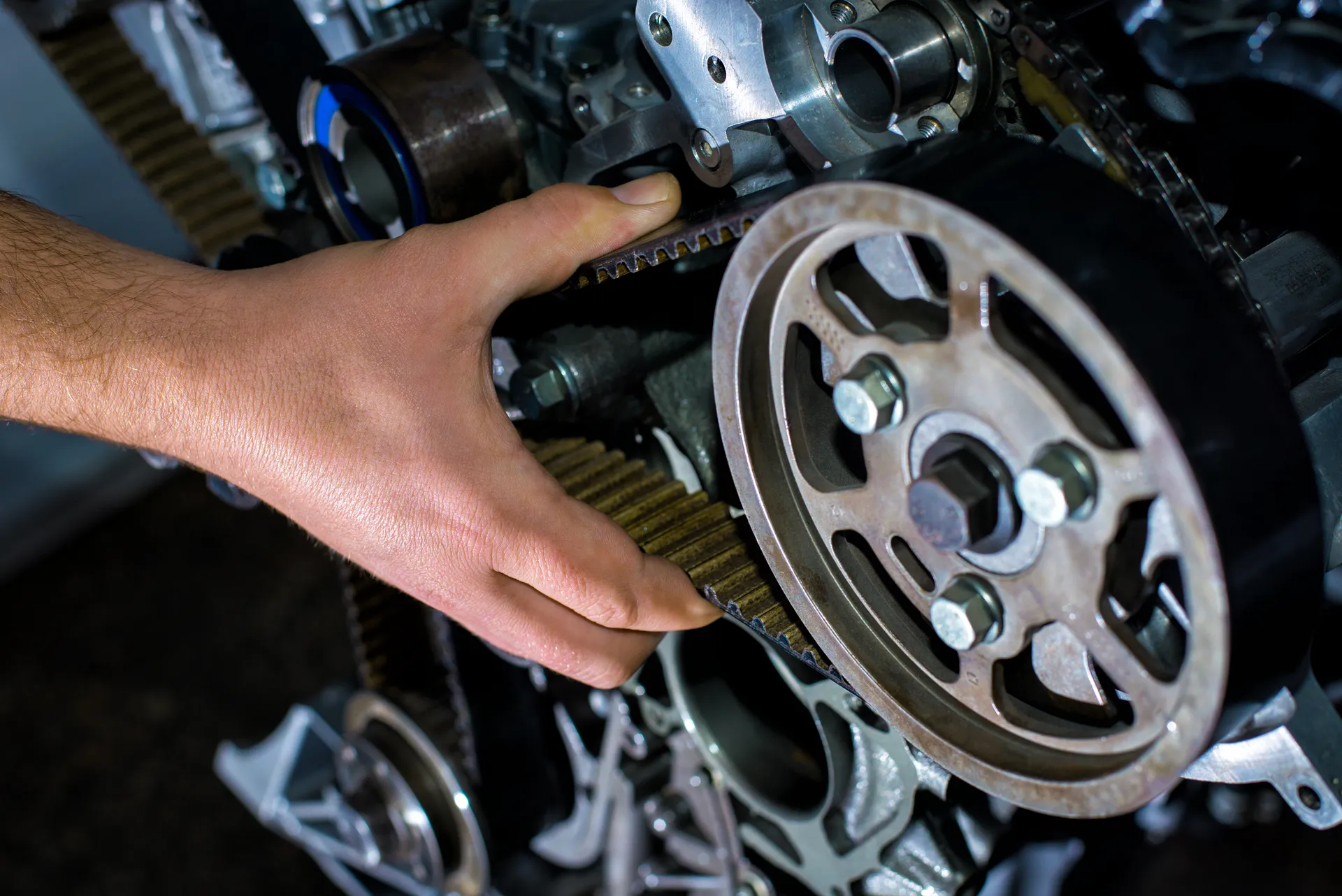 a person checks the timing belt's tooth